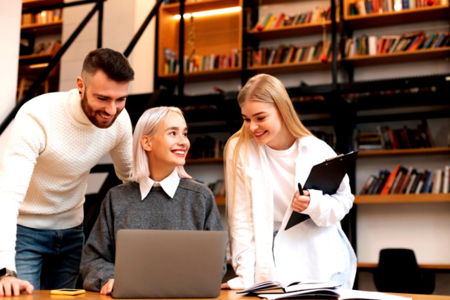 Estudiantes analizando tendencias financieras en sesión práctica